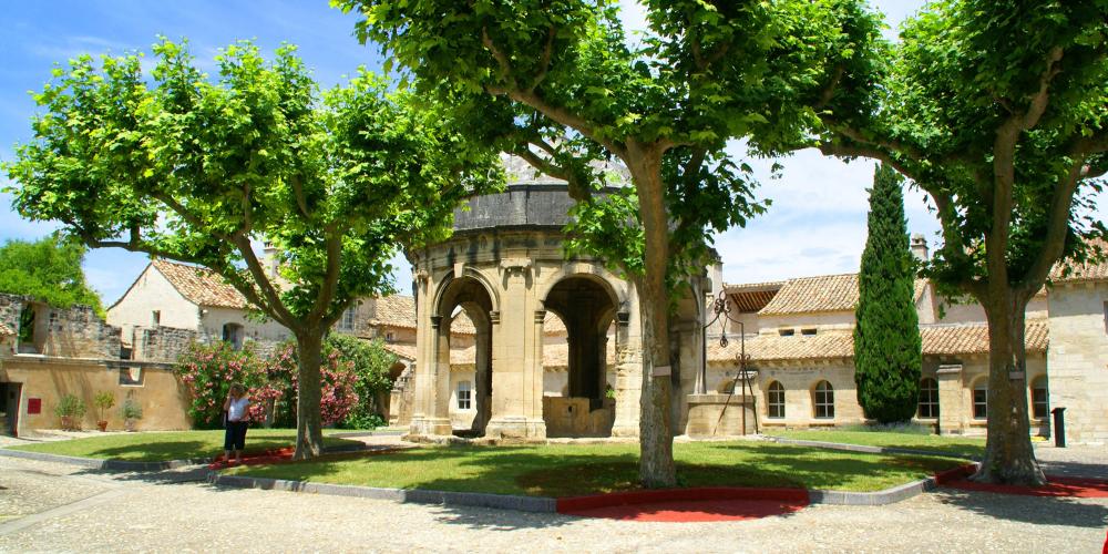 La plus grande chartreuse de France, à Villeneuve lez Avignon, avec ses 3 cloîtres. – ©tourismegard