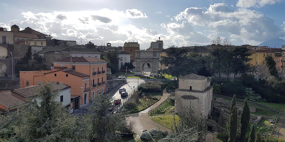 A view of Benevento with the Arch of Trajan in the centre. – © Comune di Benevento