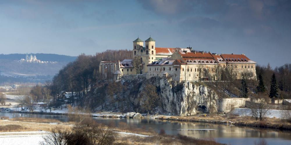 The abbots of the Benedictine Abbey in Tyniec have been taking care of the church in Wieliczka since the earliest times, and made substantial profits from the sale of salt. – © Kriksos / Wikimedia Foundation