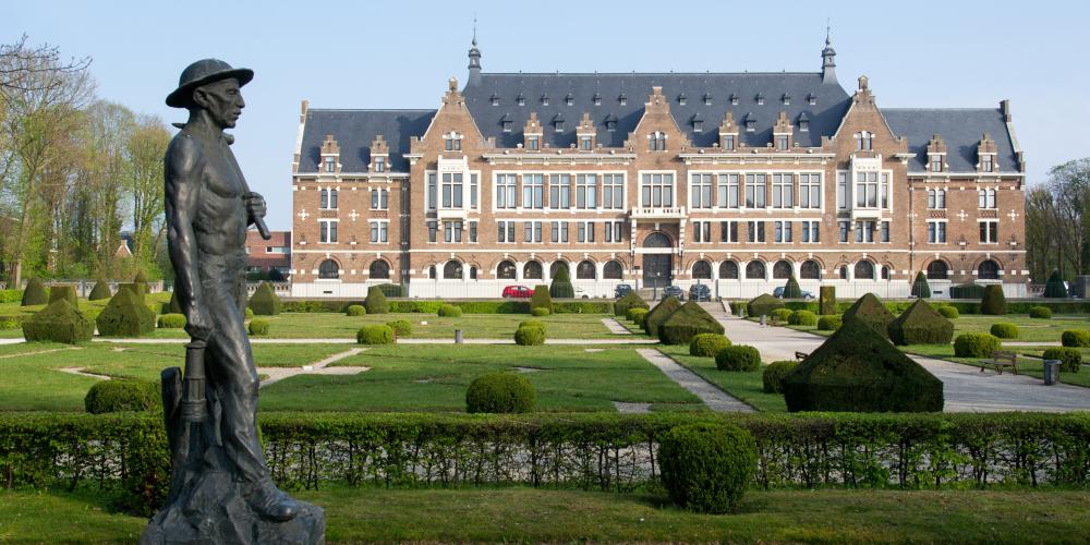 Avec leurs façades majestueuses et leurs jardins formels, les Grands Bureaux de la Société des Mines de Lens étaient une véritable marque du pouvoir exercé sur la région. Les directeurs ont mandaté des designers Art Déco renommés comme Marjorelle et Daum, pour meubler et décorer l'intérieur du bâtiment. – © Jean-Michel André Avec leurs façades majestueuses et leurs jardins formels, les Grands Bureaux de la Société des Mines de Lens étaient une véritable marque du pouvoir exercé sur la région. Les directeurs ont mandaté des designers Art Déco renommés comme Marjorelle et Daum, pour meubler et décorer l'intérieur du bâtiment. – © Jean-Michel André