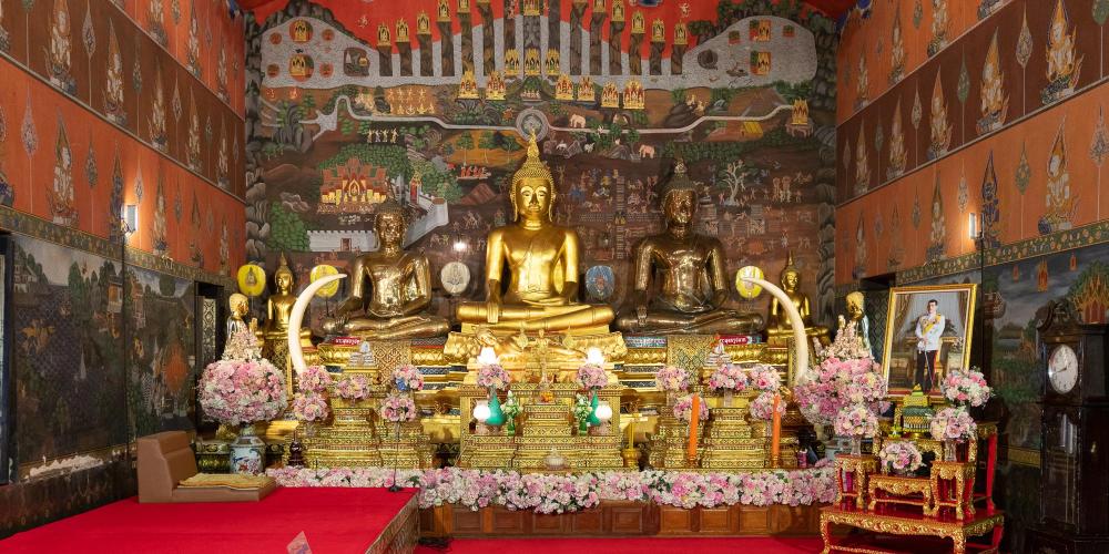 The ordination hall of Wat Phanan Choeng, with Thai murals on the wall (many other parts of the temple have Chinese decorations). – © Michael Turtle The ordination hall of Wat Phanan Choeng, with Thai murals on the wall (many other parts of the temple have Chinese decorations). – © Michael Turtle