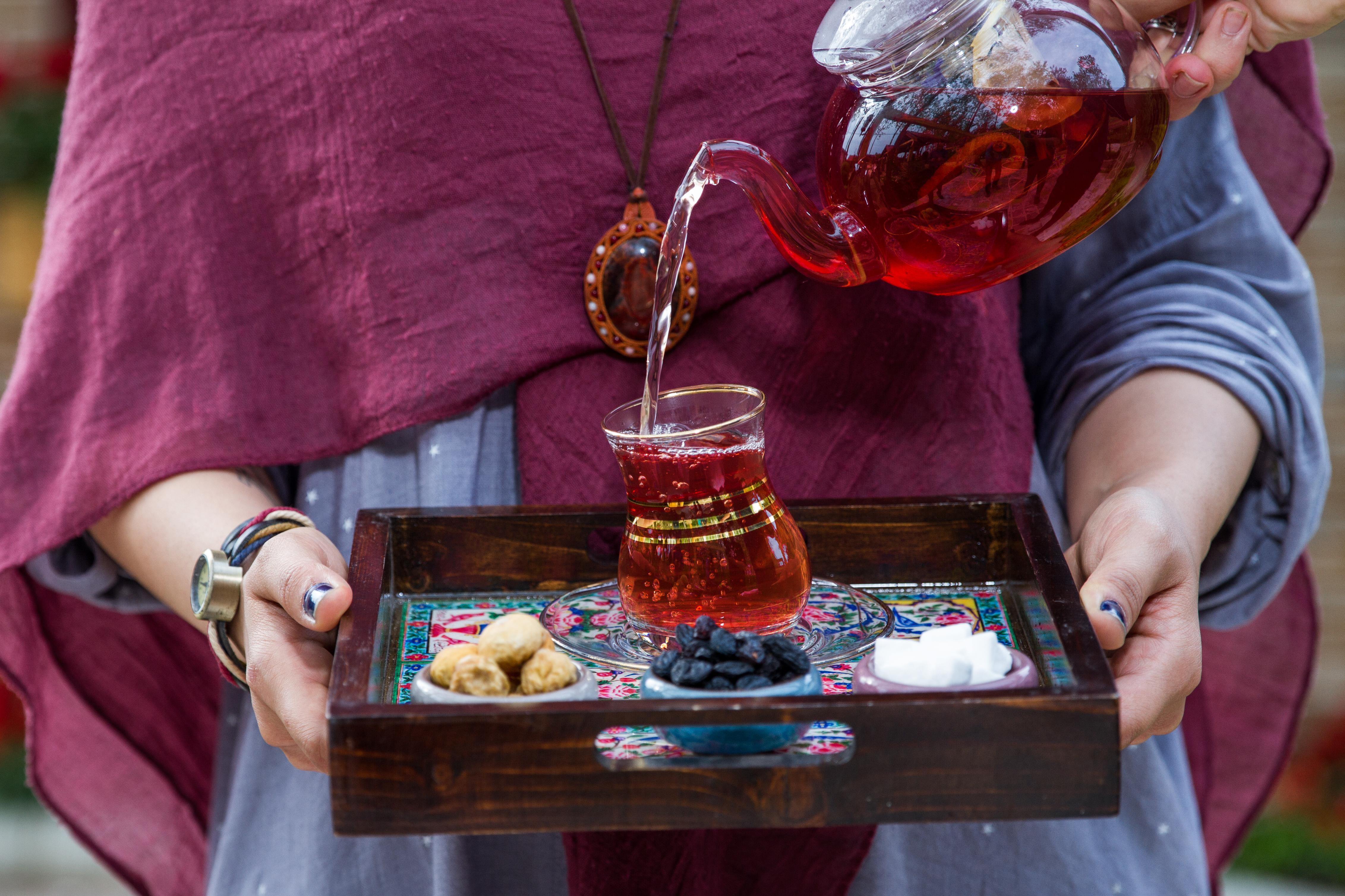 Delivering tea to thirsty patrons © Sahand Gholizadeh / Shutterstock