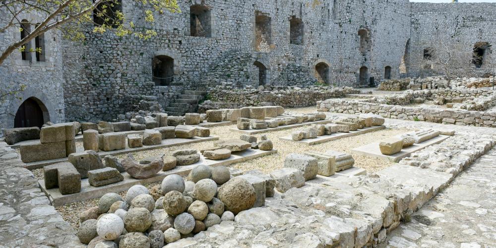 From the central courtyard of the Chlemoutsi Castle, the prince’s wing is visible. – © Hellenic Ministry of Culture and Sports / Ephorate of Antiquities of Ilia