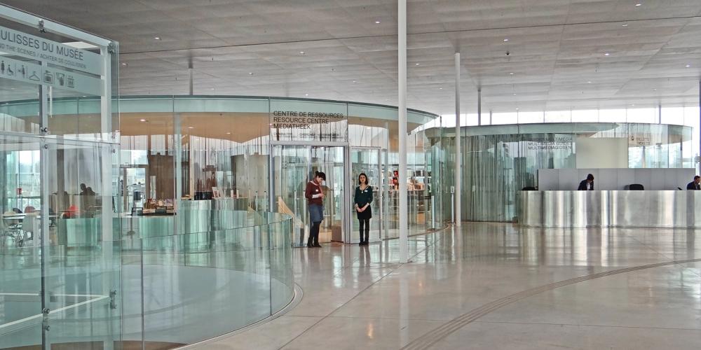 The reception hall of the Louvre Lens – © Jean-Pierre Dalbéra / Wikimedia The reception hall of the Louvre Lens – © Jean-Pierre Dalbéra / Wikimedia