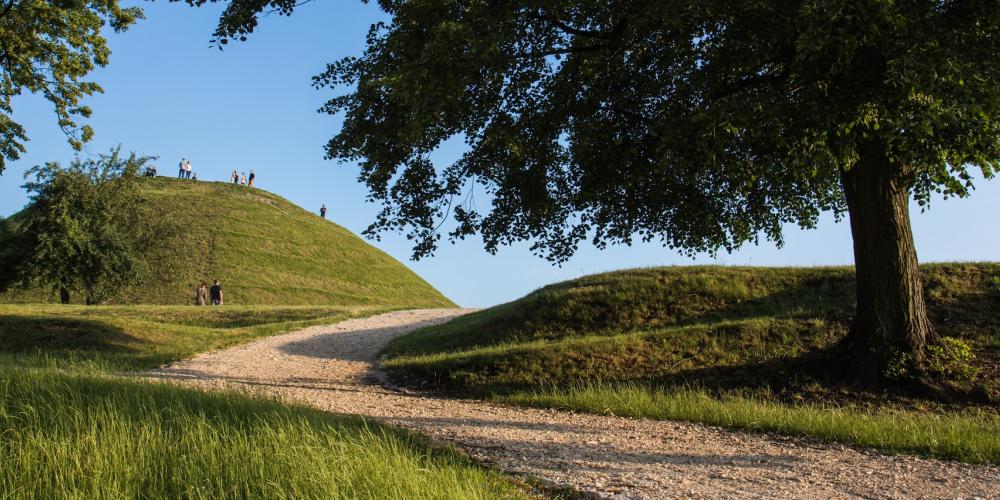 Path to Krakus Mound in Kraków. – © JaGra / Shutterstock Path to Krakus Mound in Kraków. – © JaGra / Shutterstock