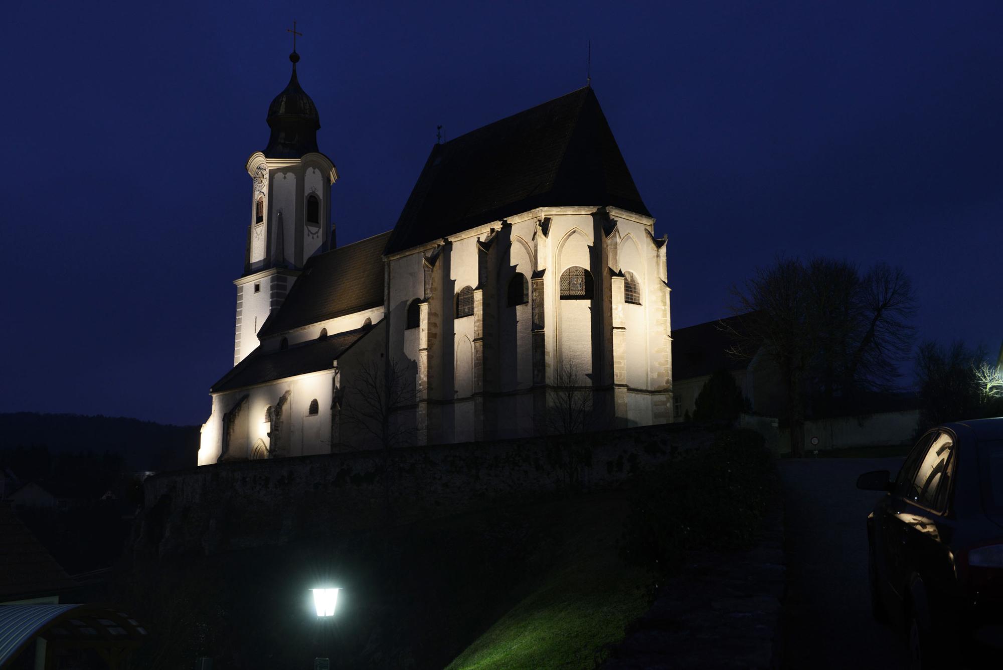 The beauty of Siegrun Appelt’s work appears just after dusk, due to the lighting for the church of Emmersdorf. – © NT Neubau
