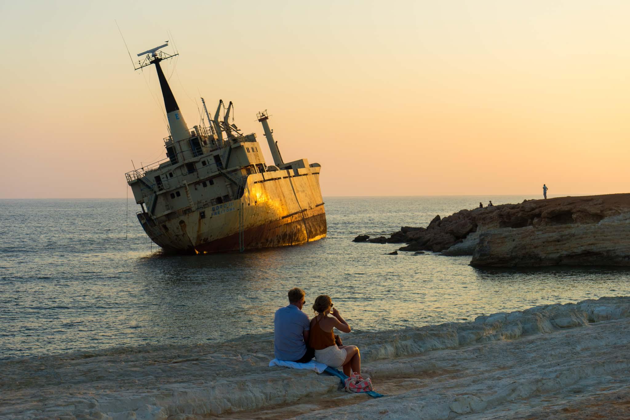 La vue de l'épave à Pegeia est l'un des endroits les plus populaires pour admirer le coucher du soleil.– © Michael Turtle