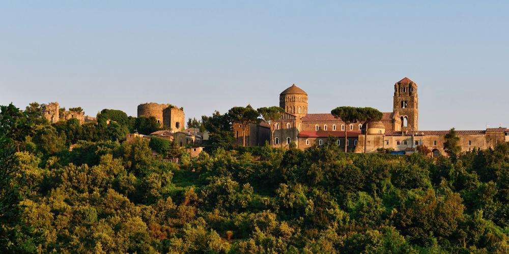 The architecture of Castertavecchia blends cultures and ages, including the Byzantine, Arabic, Norman and French Gothic. – © Natalija Sahraj / Shutterstock