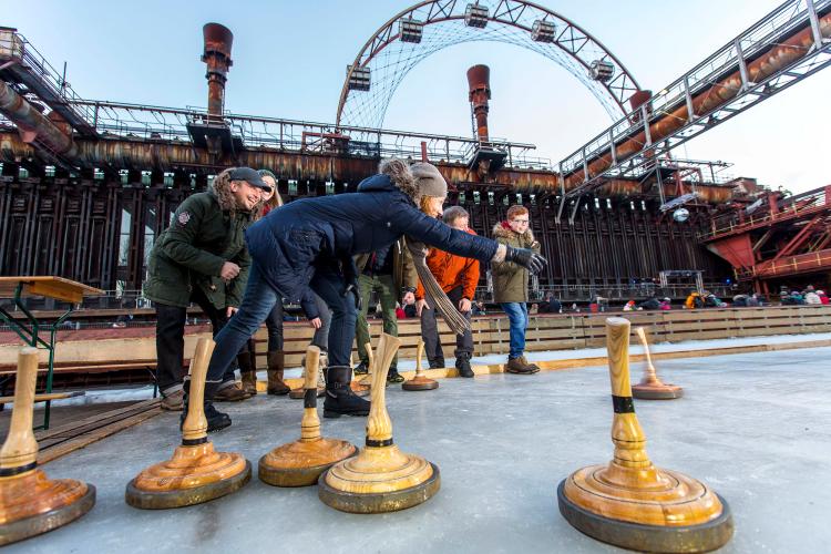 Full commitment is required for curling on the 180 square metre area directly next to the ice rink. – © Jochen Tack / Zollverein Foundation