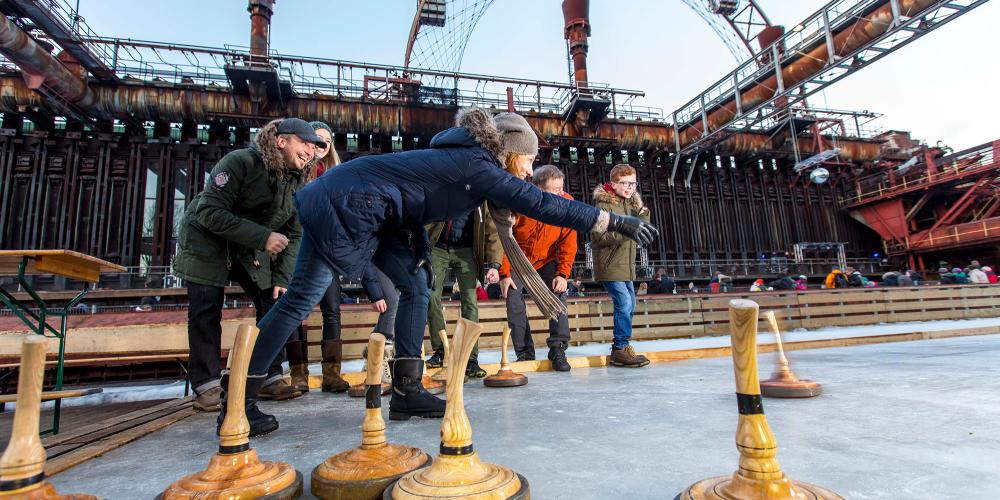 Full commitment is required for curling on the 180 square metre area directly next to the ice rink. – © Jochen Tack / Zollverein Foundation Full commitment is required for curling on the 180 square metre area directly next to the ice rink. – © Jochen Tack / Zollverein Foundation