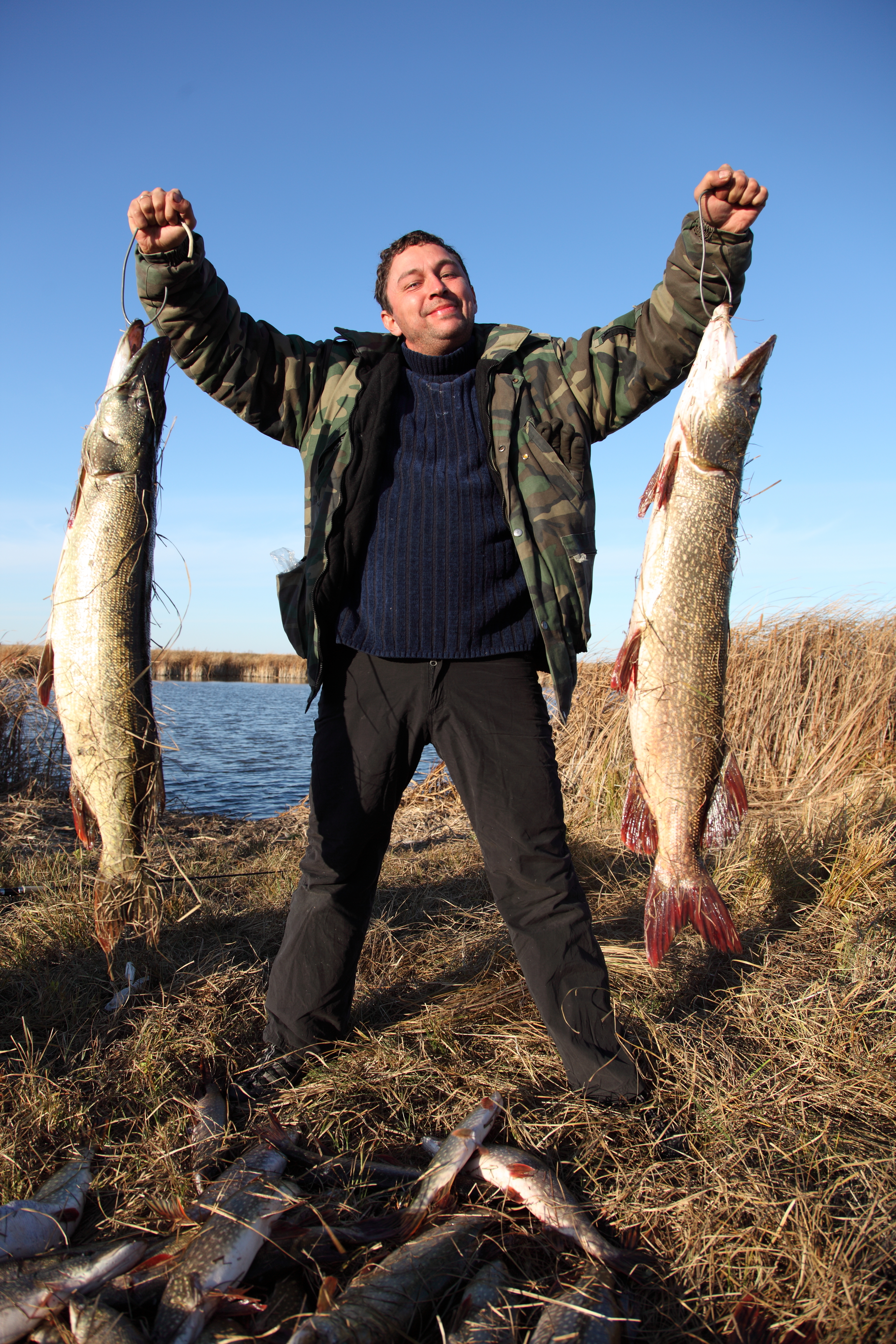 Local fisherman presenting his catch – © Poluyanenko Alexey Valerevich / Shutterstock
