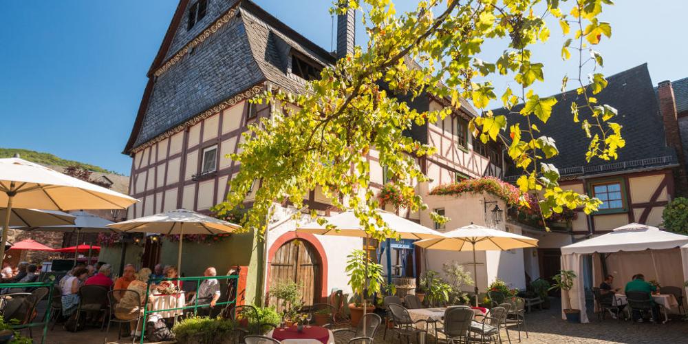 « Zum Grünen Baum » est le cœur battant du domaine vinicole de Bastian. Ce bâtiment datant de 1421 donne directement sur la place du marché de Bacharach. – © Dominik Ketz / Rheinland-Pfalz Tourismus GmbH