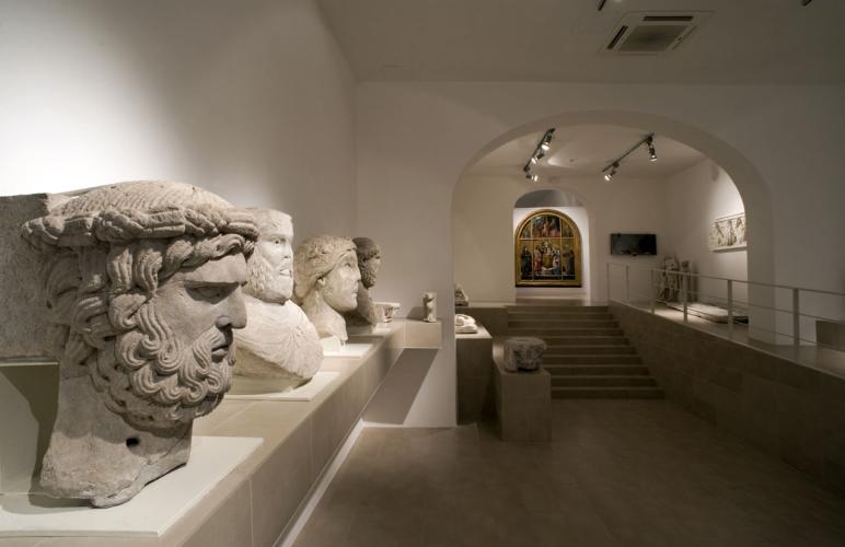 The Federiciana Hall of the Campano Museum in Capua with the Picture Gallery at the bottom. – © Archivio Museo Campano di Capua