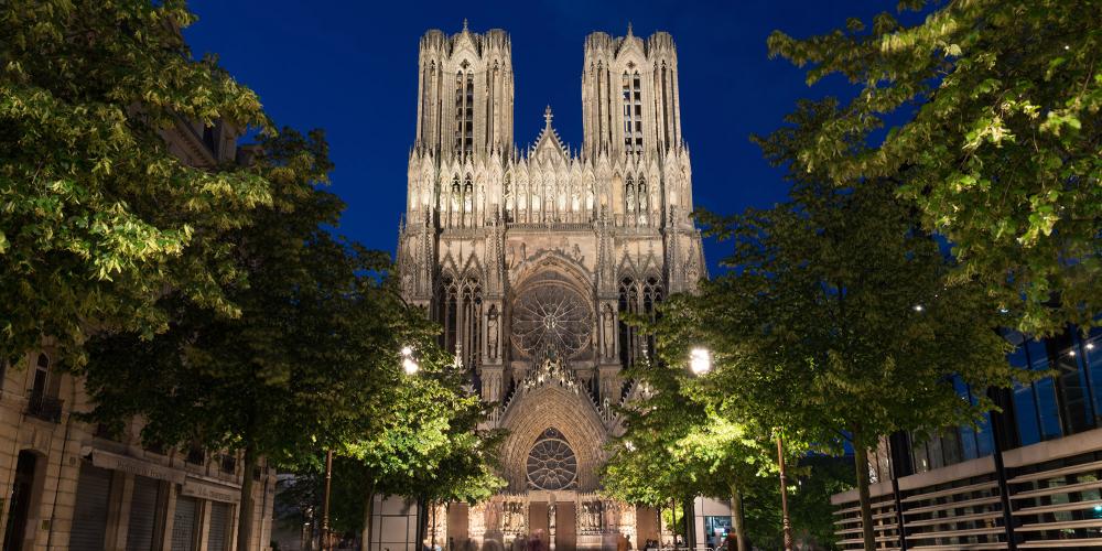 La célèbre cathédrale de Reims à la lueur de la lune vaut à elle seule une visite dans la région. – © Natalia Bratslavsky / Shutterstock