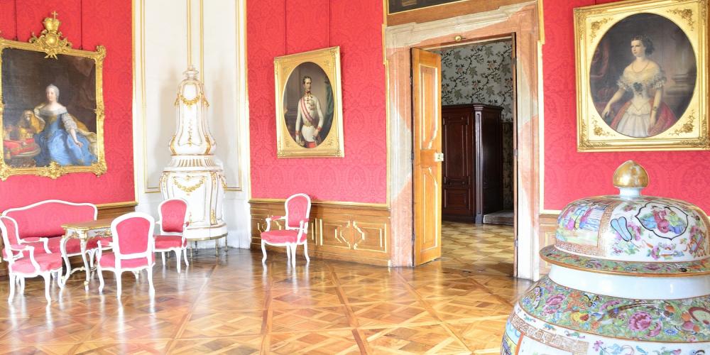 On the walls are portraits of the rulers, including a portrait of empress Maria Theresa and her husband Franz Stephan von Lothringen. – © Roman Pěnčák On the walls are portraits of the rulers, including a portrait of empress Maria Theresa and her husband Franz Stephan von Lothringen. – © Roman Pěnčák