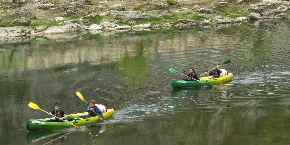 There are many out-door activities in the Gorges du Gardon, such as canoeing. – © Laurent Mignaux / Meedm