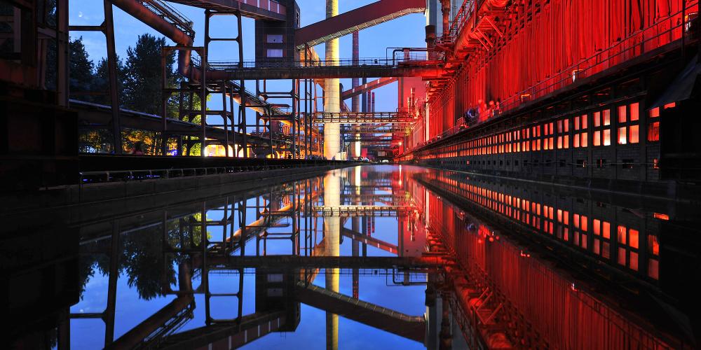 From 1973 until its closure in 1993, the Zollverein Coking Plant was Europe’s largest coking plant. Today, the installation “Monochromatic Red and Blue,” by Jonathan Speirs and Mark Major, turns the coking facilities into an illuminated work of art every evening. – © Frank Vinken / Zollverein Foundation