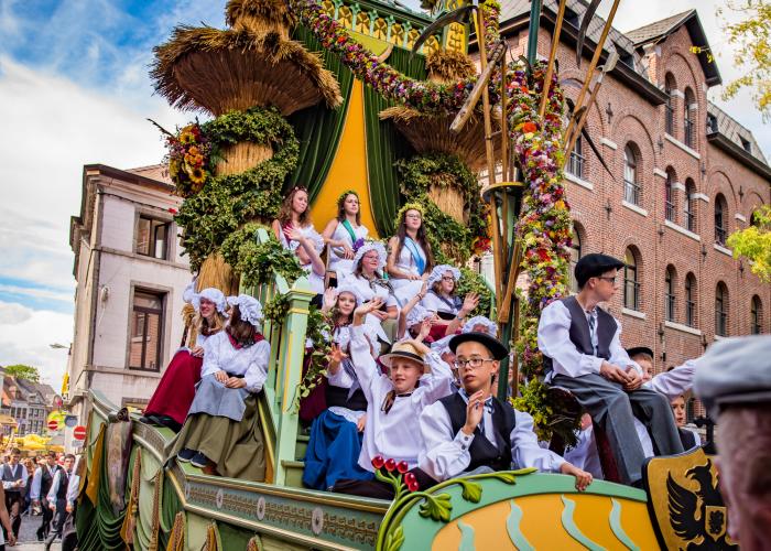 The goddess Ceres, surrounded by countrymen and women, sitting enthroned on the Float of Agriculture. – © Service Communication Ville d'Ath