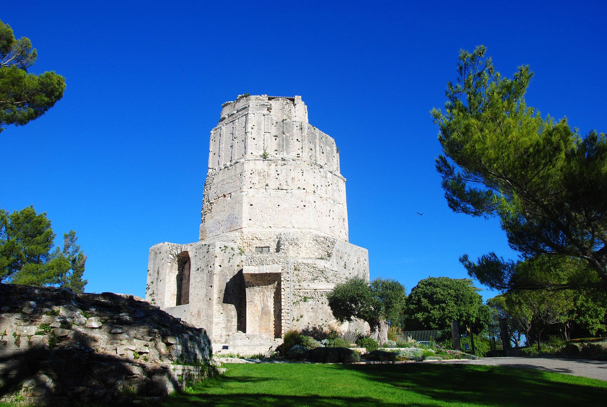 The “Tour Magne” indicated the presence of the city and of the Imperial temple located at the foot of the hill around the spring. – © Office Tourisme Nîmes