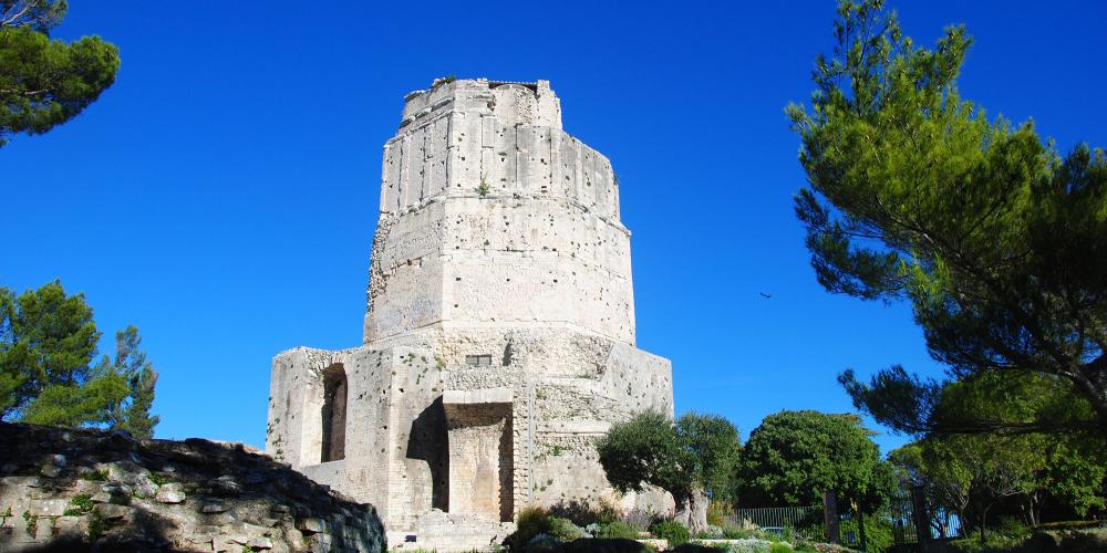 The “Tour Magne” indicated the presence of the city and of the Imperial temple located at the foot of the hill around the spring. – © Office Tourisme Nîmes