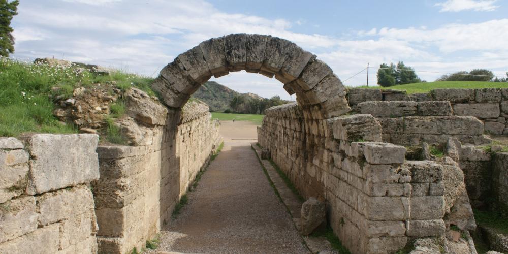 Krypte Stoa est le tunnel voûté de 32 mètres de long qui relie le
Stade à l'Altis sacré d'Olympie – © Hellenic Ministry of Culture and Sports / Ephorate of Antiquities of Ilia Krypte Stoa est le tunnel voûté de 32 mètres de long qui relie le
Stade à l'Altis sacré d'Olympie – © Hellenic Ministry of Culture and Sports / Ephorate of Antiquities of Ilia