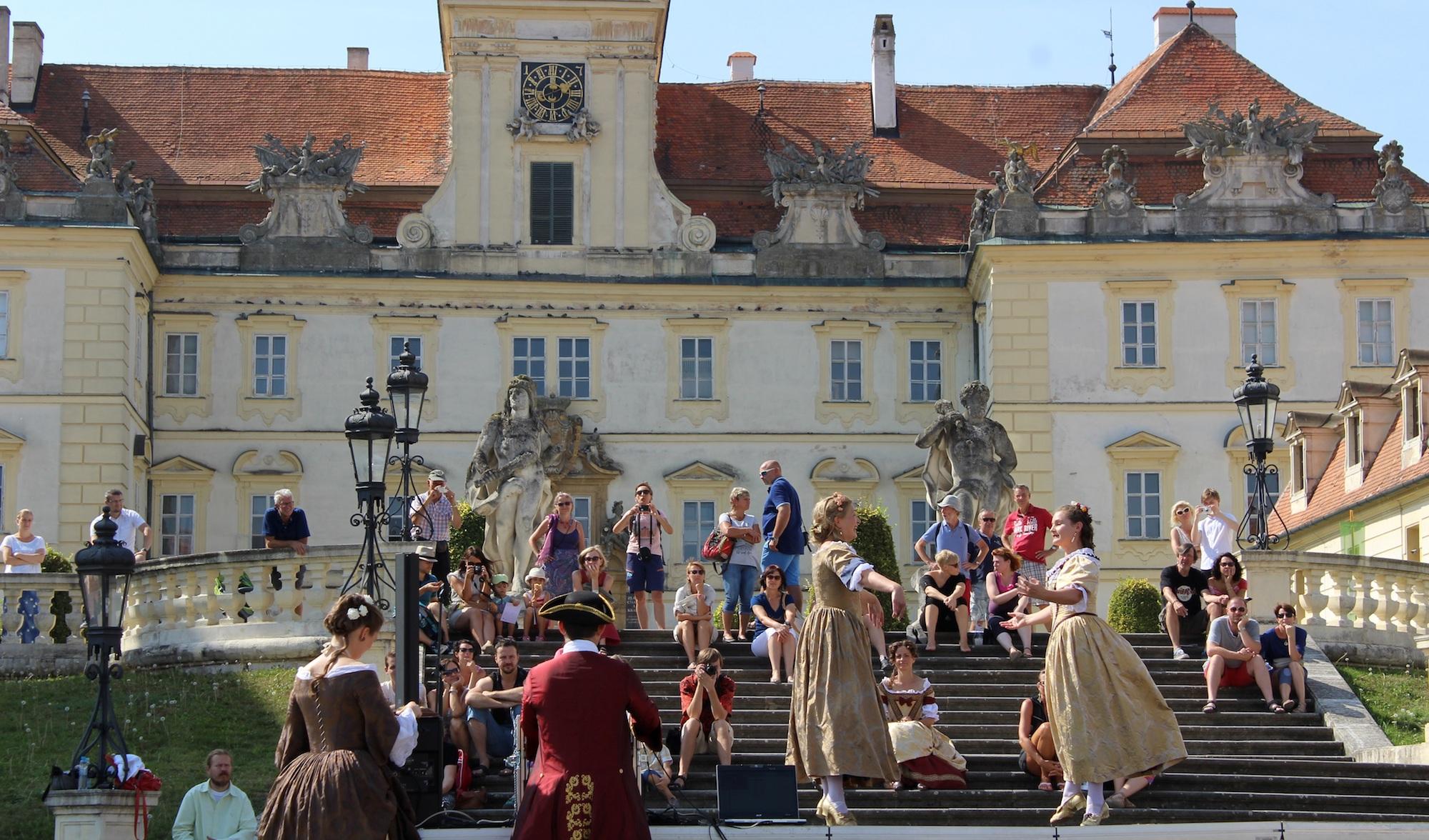 Baroque dance in front of Valtice Castle during baroque festival Feste Teatrale. – © Lenka Beránková
