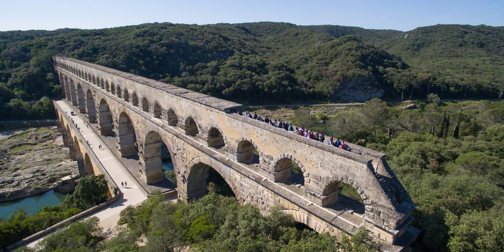 Visitors on a guided tour explore the highest bridge-aqueduct built by the Romans 2,000 years ago. – © François Allaire