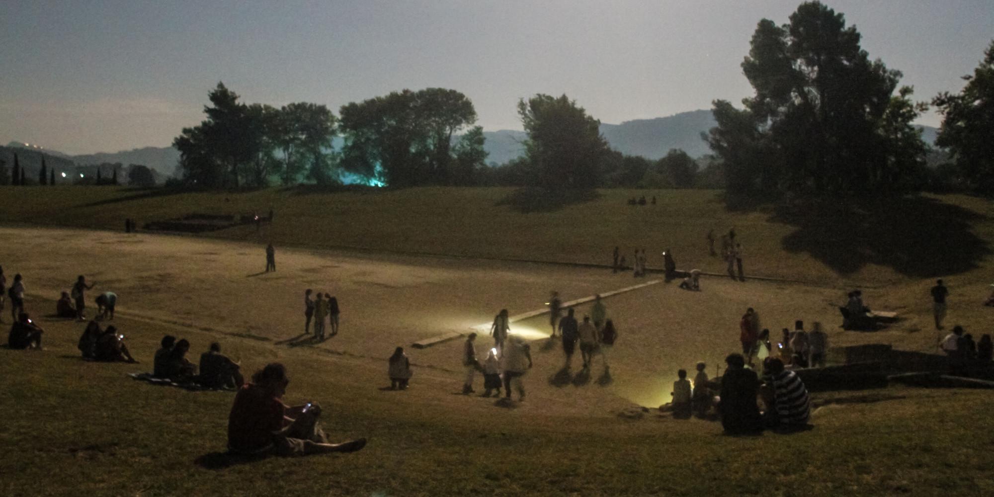 Le stade antique d'Olympie pendant la Pleine lune d'Août, une campagne nationale du Ministère de la Culture pour célébrer la pleine lune la plus lumineuse de l'année.  – © Giannis Spyrounis / www.ilialive.gr