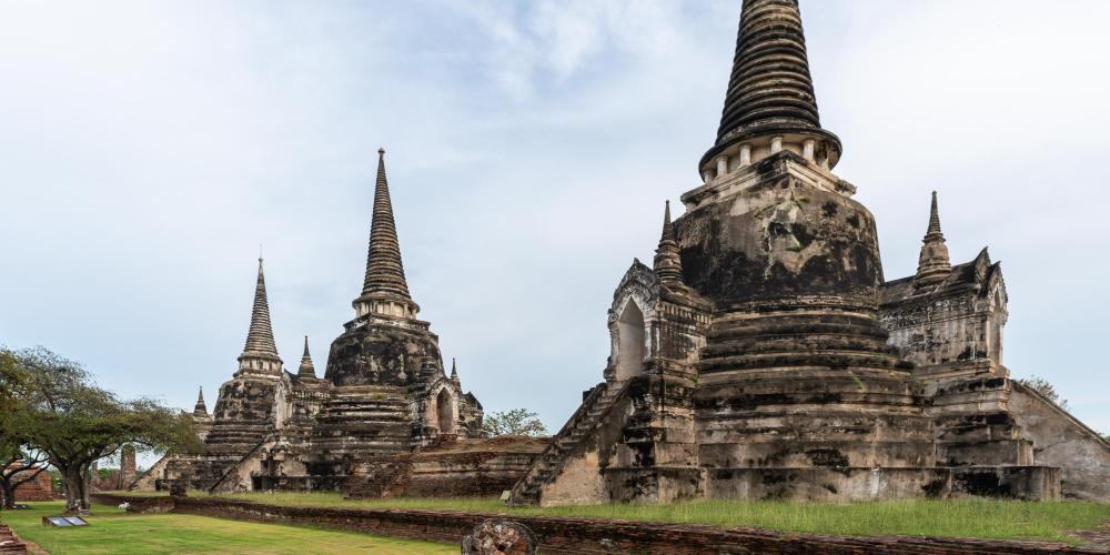 Each of the three central stupas have staircases leading up into them, which is a characteristic of the Ayutthaya style of architecture. – © Michael Turtle
