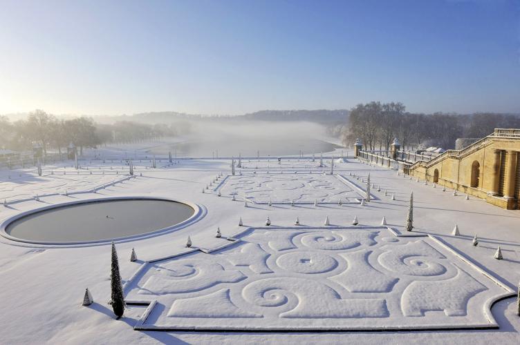 The Orangery parterre is below the south wing of the palace and is facing the Lake of the Swiss guard. – © Christian Milet