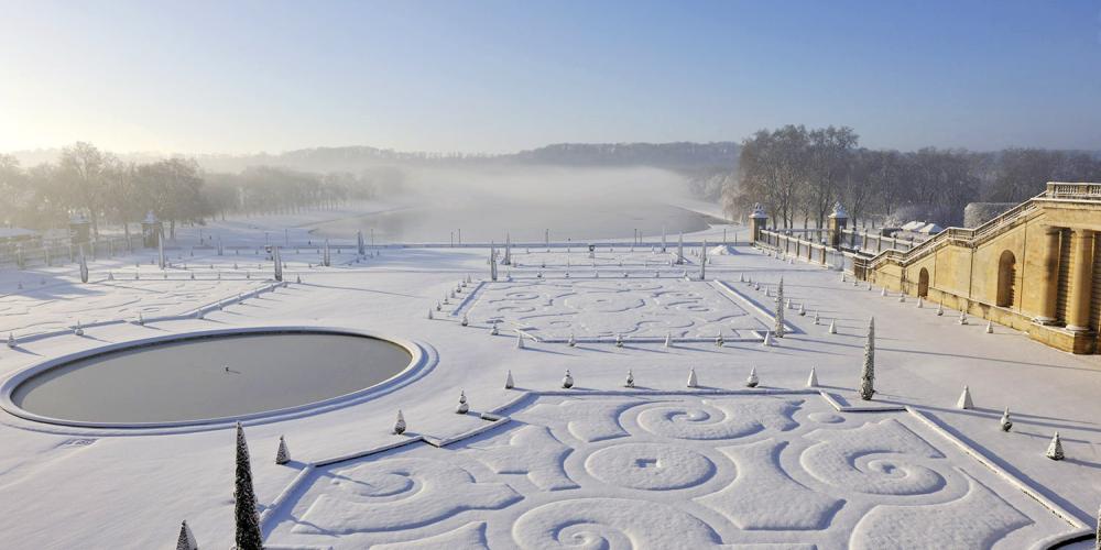 The Orangery parterre is below the south wing of the palace and is facing the Lake of the Swiss guard. – © Christian Milet The Orangery parterre is below the south wing of the palace and is facing the Lake of the Swiss guard. – © Christian Milet