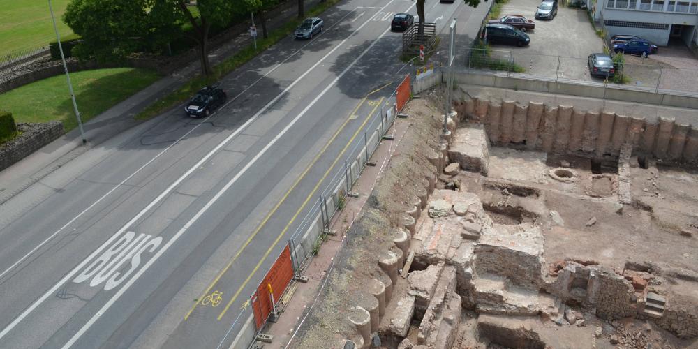 The late antique portal foundations were partially destroyed by a late medieval cellar. The exposed wall remnants of the Kaiserthermen can be seen on the upper left. – © GDKE-Rheinisches Landesmuseum Trier, Thomas Zühmer The late antique portal foundations were partially destroyed by a late medieval cellar. The exposed wall remnants of the Kaiserthermen can be seen on the upper left. – © GDKE-Rheinisches Landesmuseum Trier, Thomas Zühmer