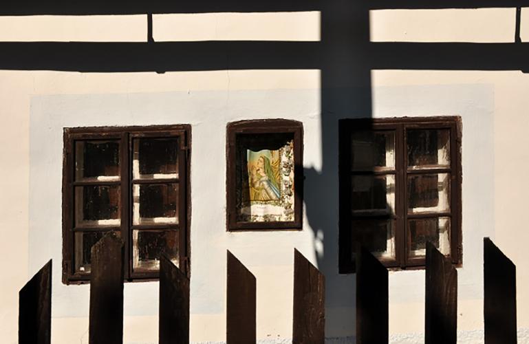 Rural people and miners lived modest and simple lives. Nature, work, and faith set the rhythm and the beauty is encoded into the simplicity of their houses. – © Andrea Nižňanská