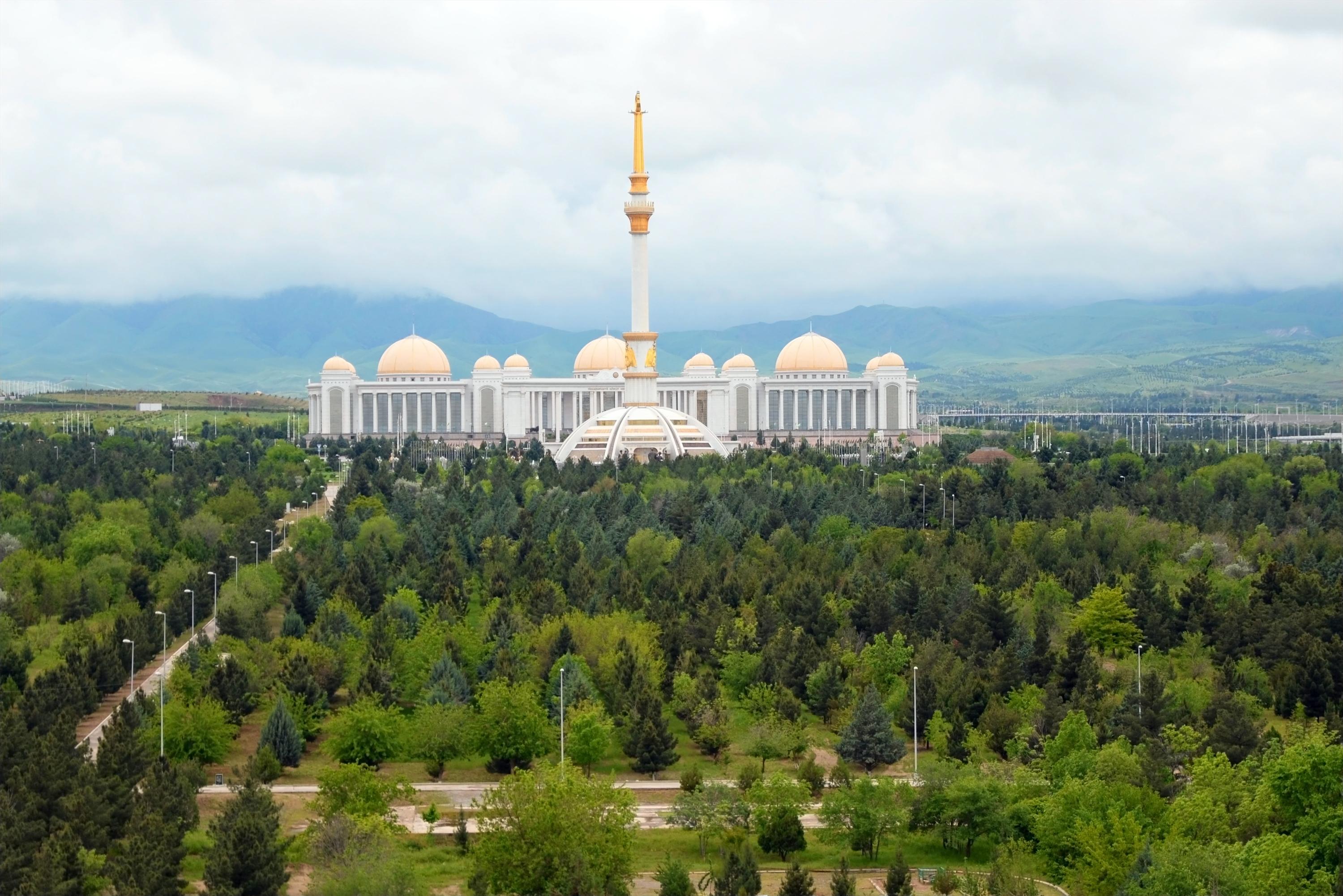Independence monument in Ashgabat - Photo credits: Rini Kools / Shutterstock.com