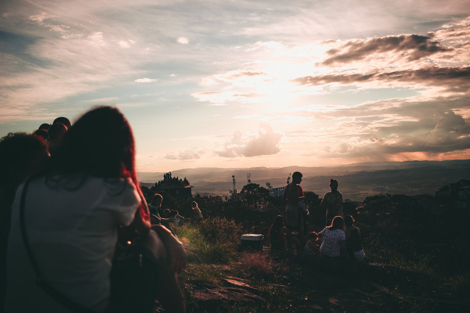 Friends & family looking over Tabriz at sunrise © Pixabay