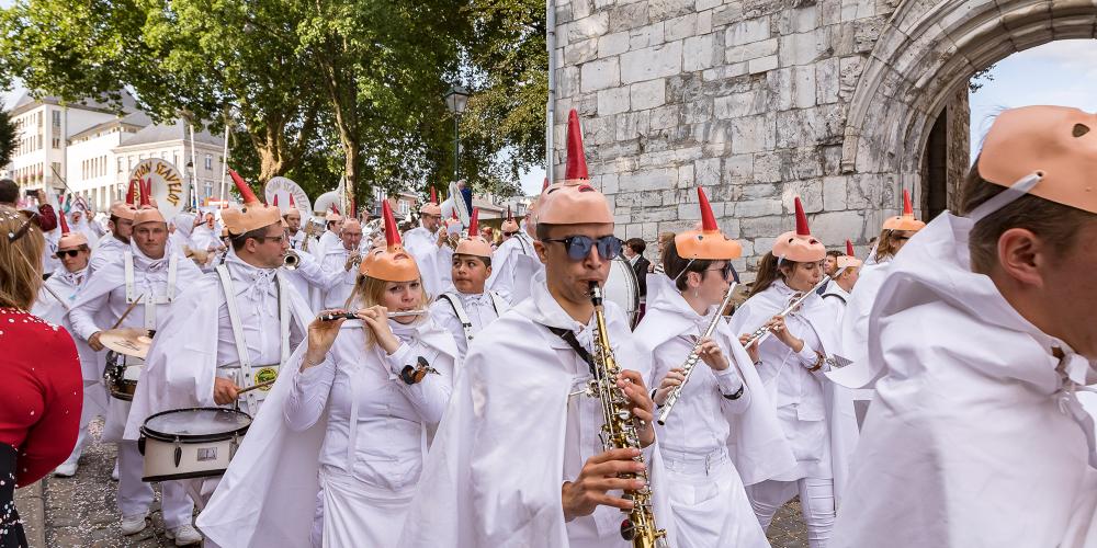 Le Blanc Moussis joue de la musique dans les rues de Stavelot. – © Michel Laboureur Le Blanc Moussis joue de la musique dans les rues de Stavelot. – © Michel Laboureur
