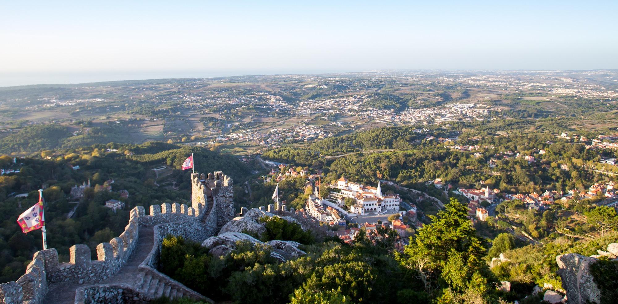 Overlooking the town of Sintra, the Moorish Castle served as a watchtower, guaranteeing the protection of Lisbon and its surroundings. – © PSML / Luís Duarte