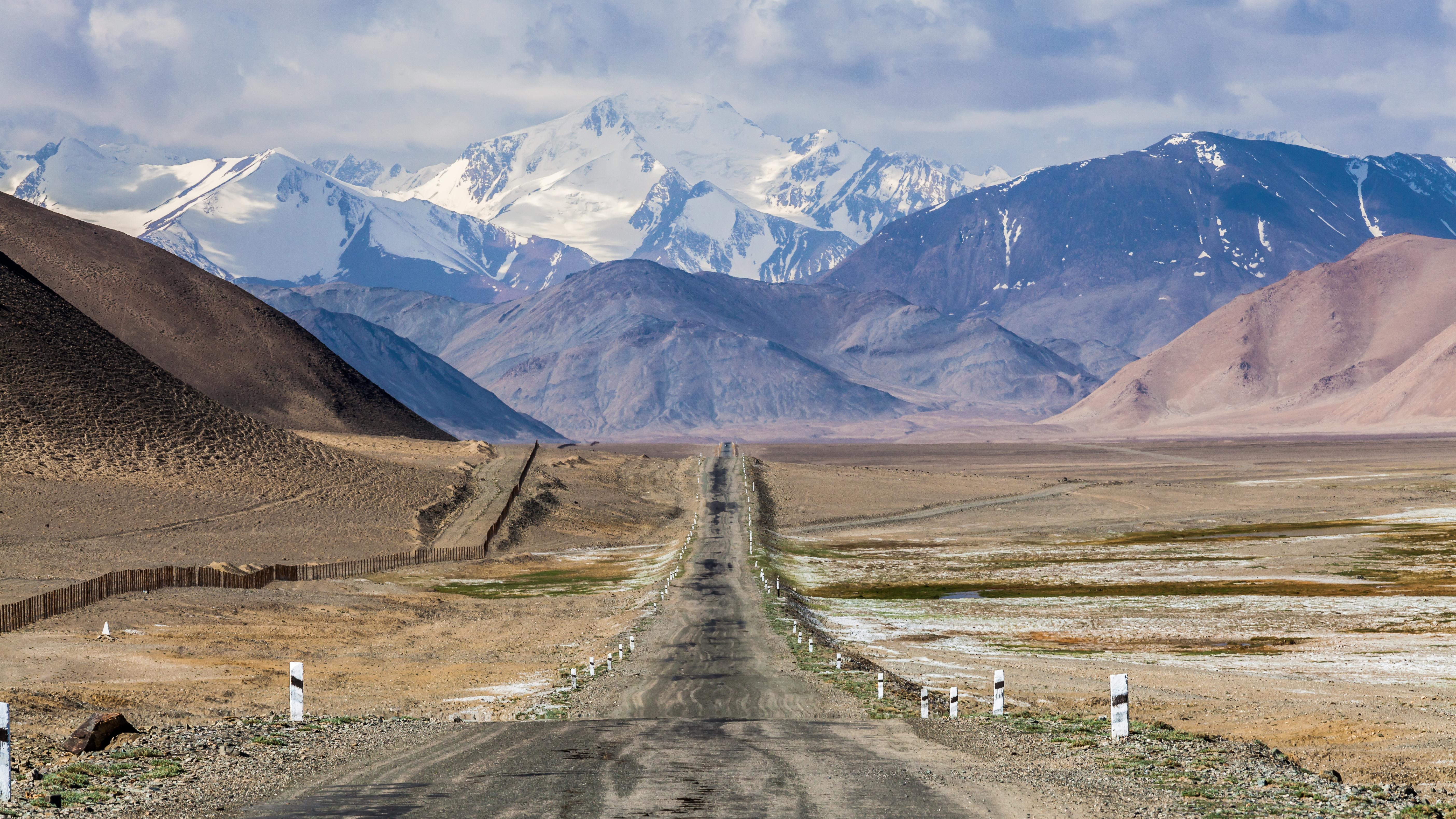 Mountain view and the Pamir highway - Photo credit: NOWAK LUKASZ