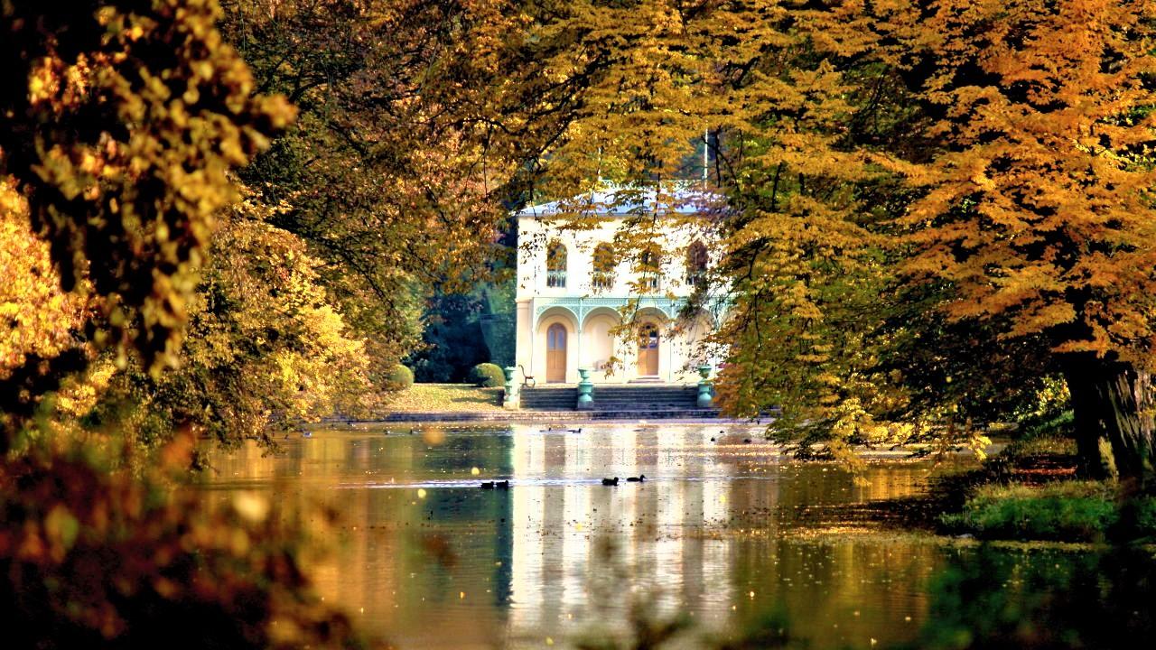 The Long Pond with the Fishermen's Pavilion are two Romantic adaptations of the Castle Garden from the time of Archbishop Maxmilian Sommerau-Beckh. – © Stanislav Domanský