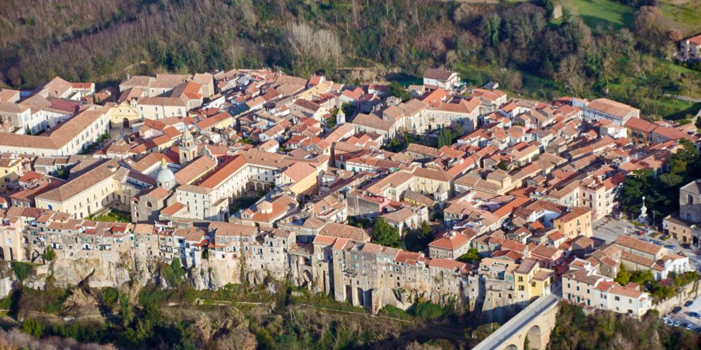 Photo aérienne du village et de la cathédrale. – © Emma Taricco