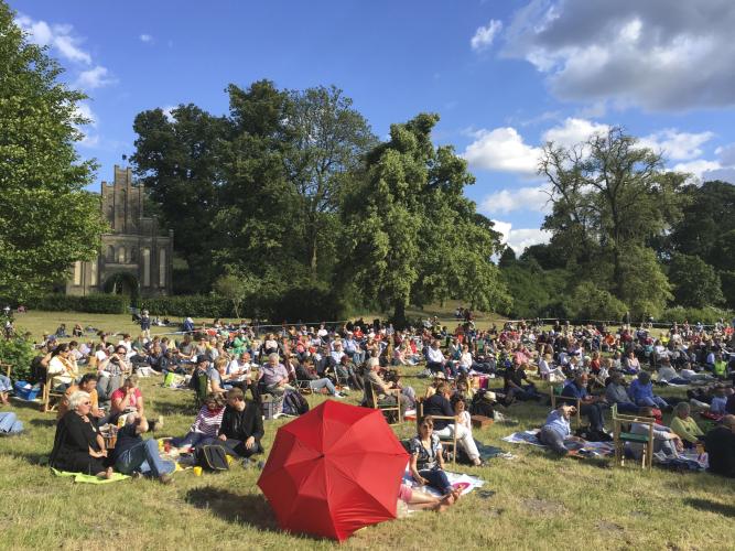 The meadows in Babelsberg Park are an extraordinary place for a picnic concert. – © Andre Stiebitz / PMSG