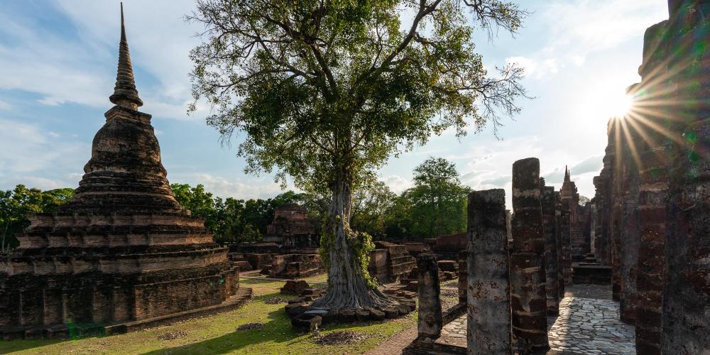 The sun sets behind Wat Mahathat, the most important temple in the city during the era of the Sukhothai Kingdom. – © Michael Turtle The sun sets behind Wat Mahathat, the most important temple in the city during the era of the Sukhothai Kingdom. – © Michael Turtle