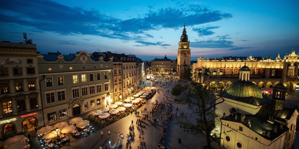 Kraków's Main Market Square amazes and attracts people at every time of day, but especially in the evenings, when outdoor spaces fill with people and performers of all types. – © Zarnell Photography Kraków's Main Market Square amazes and attracts people at every time of day, but especially in the evenings, when outdoor spaces fill with people and performers of all types. – © Zarnell Photography