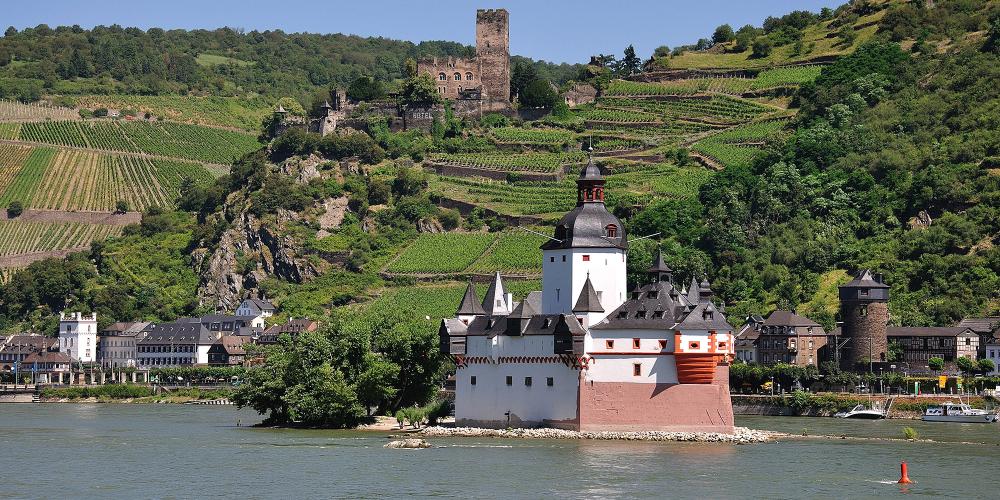 Le château de Pfalzgrafenstein à Kaub est un ancien château à péage construit au XIVe siècle sur une île rocheuse du Rhin. Un ferry transporte les visiteurs au château. – © Werner Schwarz / Rhein-Touristik Tal der Loreley