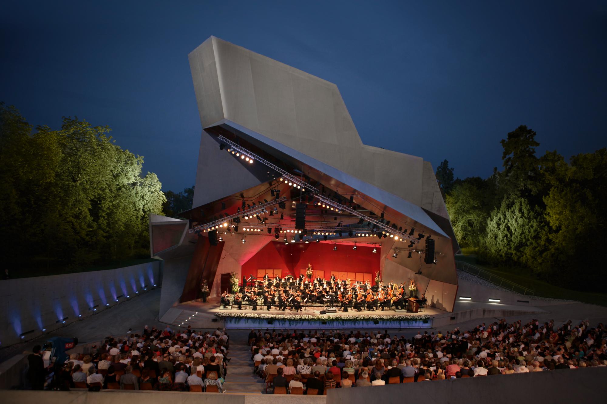 La « Wolkenturm », dans les jardins du Grafenegg, est la scène majestueuse qui accueille les concerts et autres événements musicaux. – © Exceptional Pictures