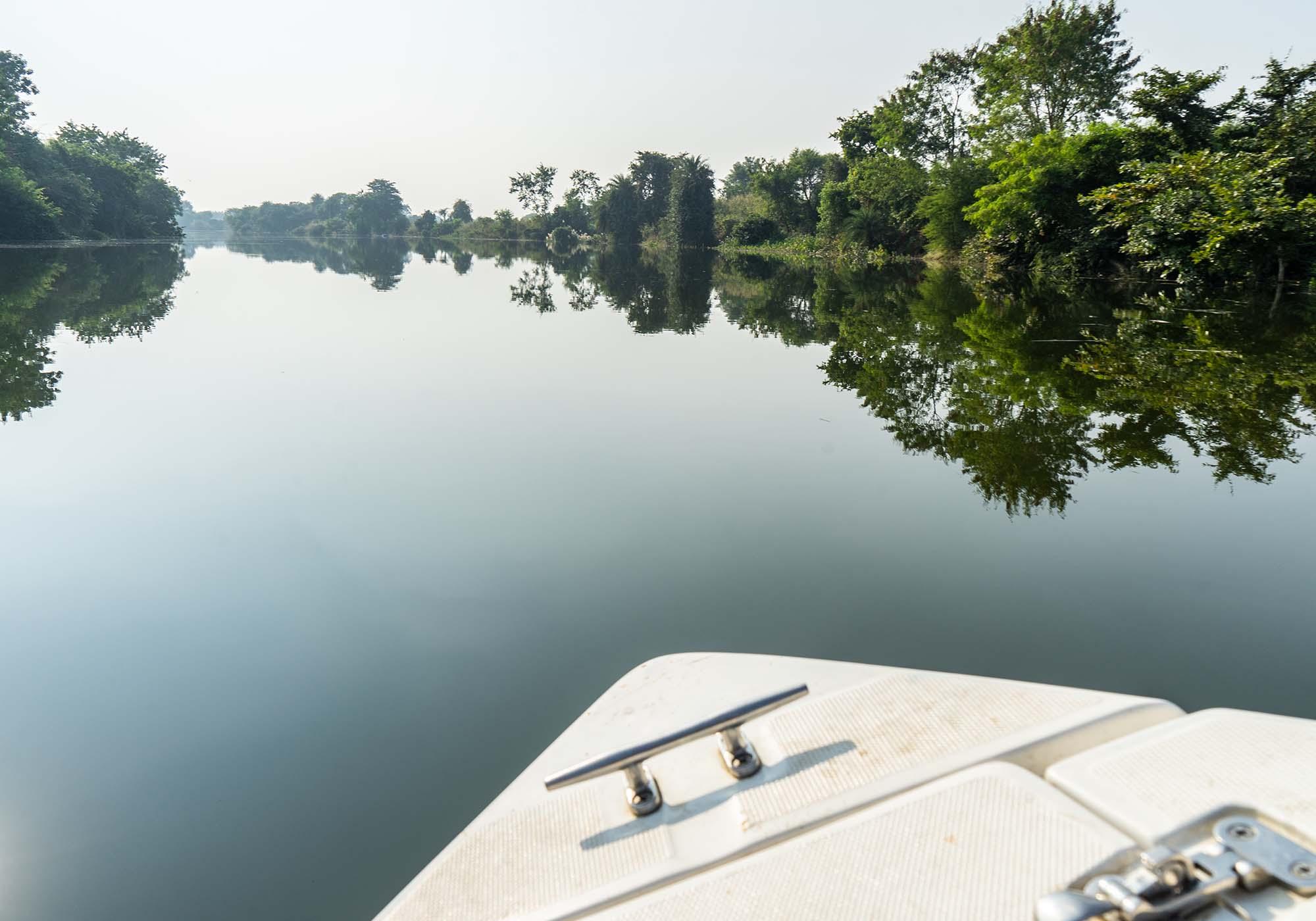 A view from the passenger’s seat during a speed boat ride on the dam at Udaigiri. – © Michael Turtle