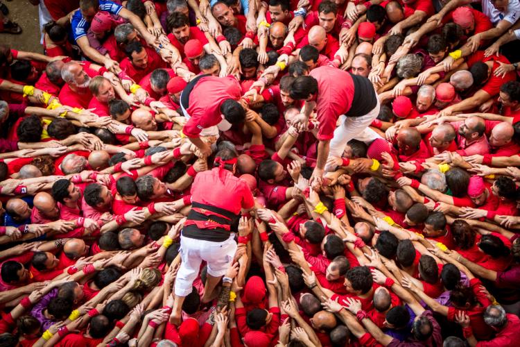 The Xicots from Vilafranca prepare the base of their tower during the Tarragona Human Tower Competition. – © David Oliete