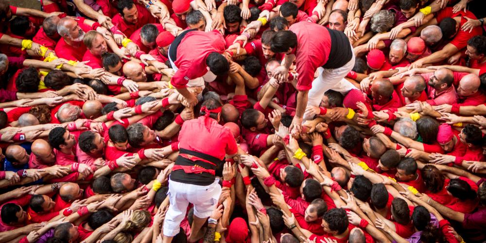 The Xicots from Vilafranca prepare the base of their tower during the Tarragona Human Tower Competition. – © David Oliete The Xicots from Vilafranca prepare the base of their tower during the Tarragona Human Tower Competition. – © David Oliete