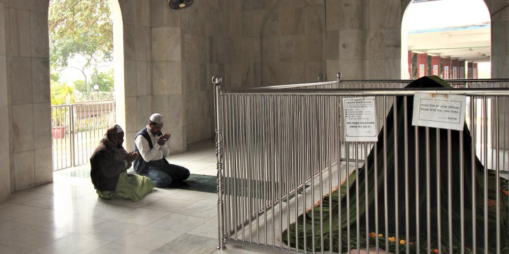 Devotees paying respect at the Mausoleum of Shah Sultan Mahisawar Balkhi,
Mahasthangarh. – © Julfiker Ahmed Devotees paying respect at the Mausoleum of Shah Sultan Mahisawar Balkhi,
Mahasthangarh. – © Julfiker Ahmed
