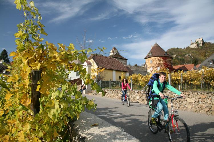The Danube Bike Route guides you to the medieval villages and cities along the Danube. – © Uwe Krauss / Donau NÖ